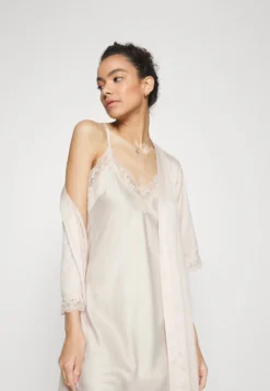 Anna Field Bridal Nightie / 003 - Off-White - Chemise De Nuit / Nuisette - 003 - Off-White -Anna Field Boutique b0d5595a3a9e44e28968fba66029159e scaled
