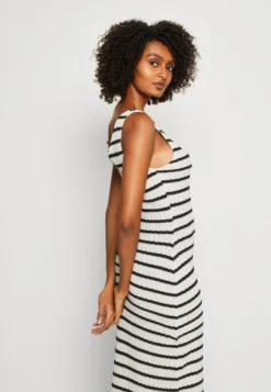 Anna Field Robe Pull - Black/White 9 Anna Field Robe Pull - Black/White -Anna Field Boutique e30a17d9811947b898f0f2fb46ac49f7 scaled